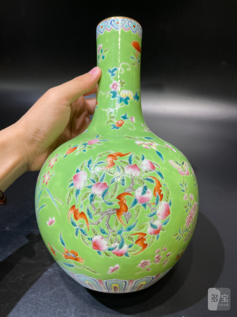 清中期 秋葵绿地洋彩蝠桃蝶恋花纹天球瓶 - 图7